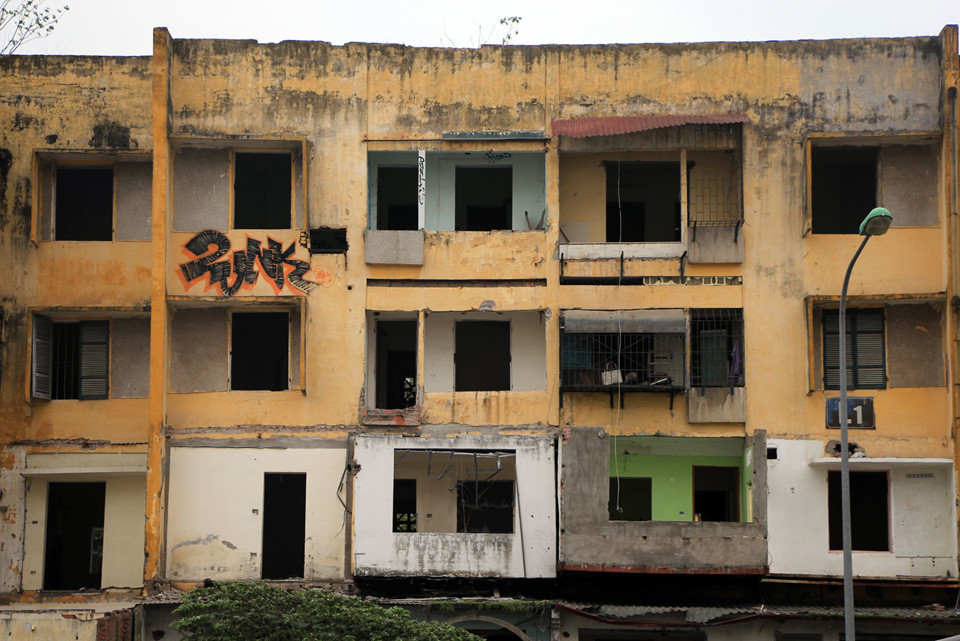 Chung cư mặt phố Hà Nội biến thành bãi tập kết rác thải hôi thối